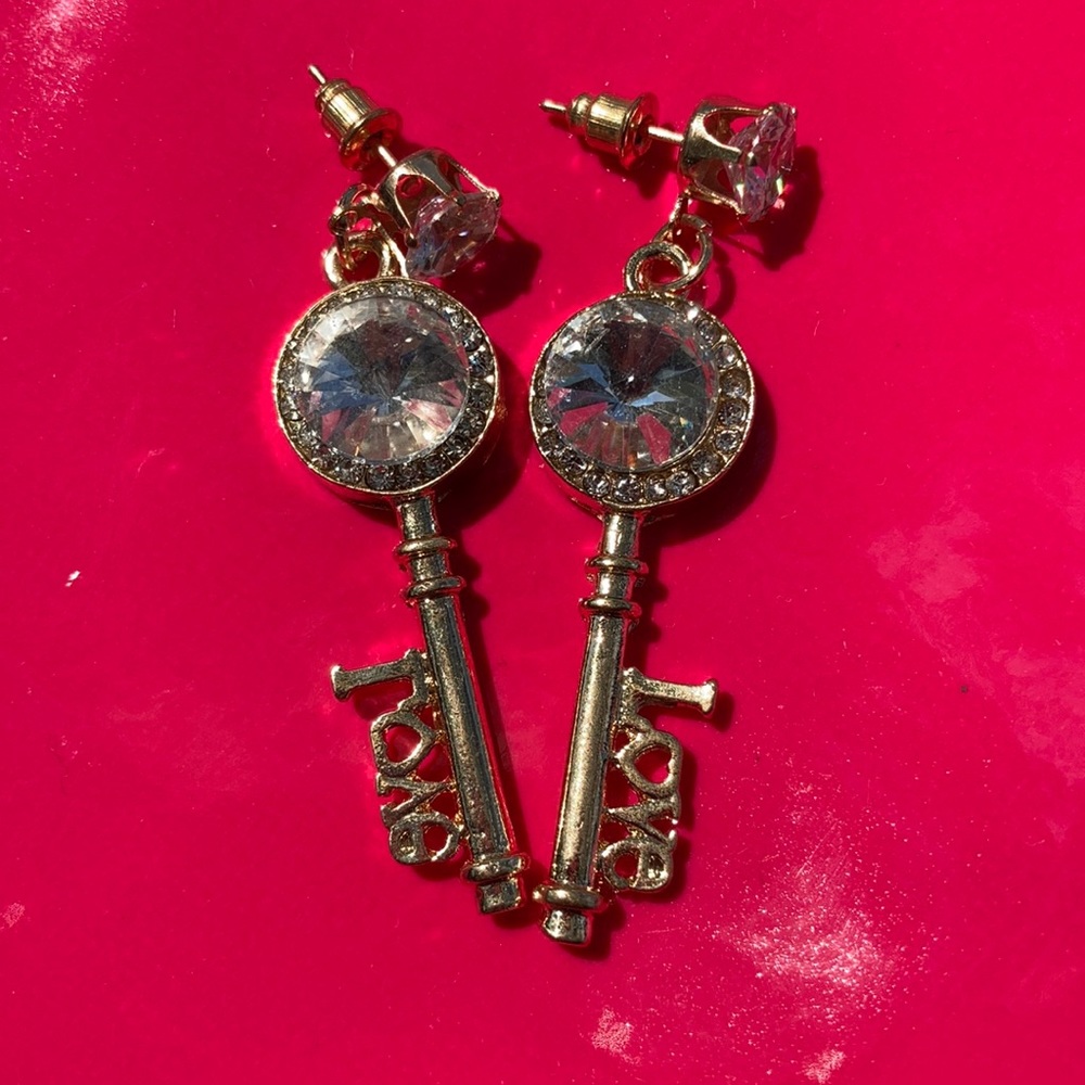 ⚜️ Gold Key Love Earrings!